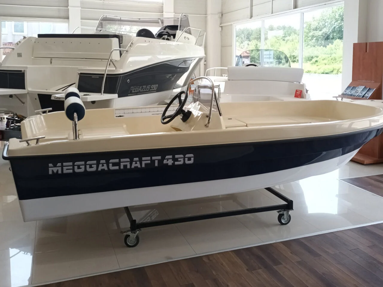 Лодка Meggacraft 430 CLASSIC - снимка 3