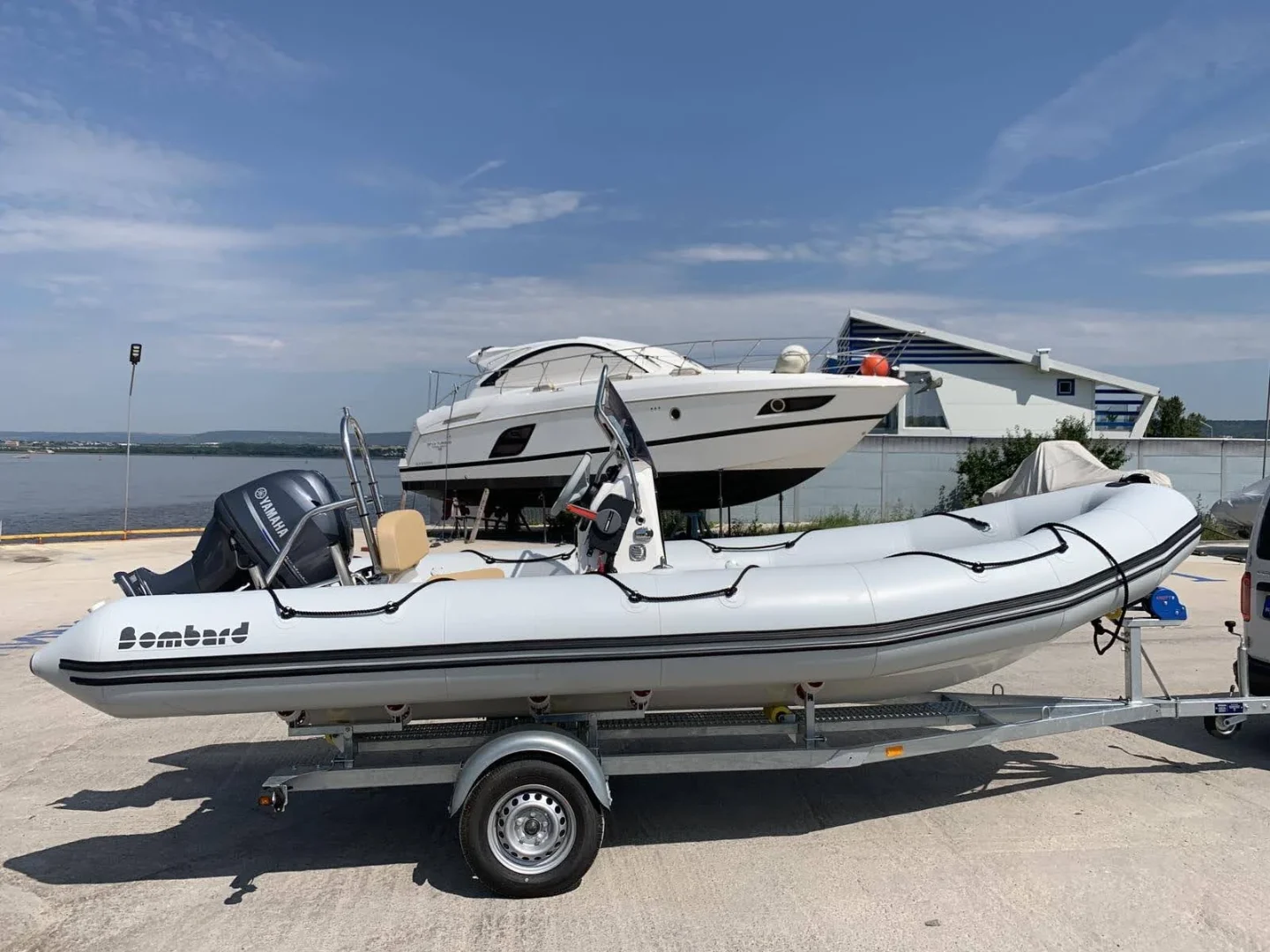 Лодка Bombard Sunrider 550 - снимка 2