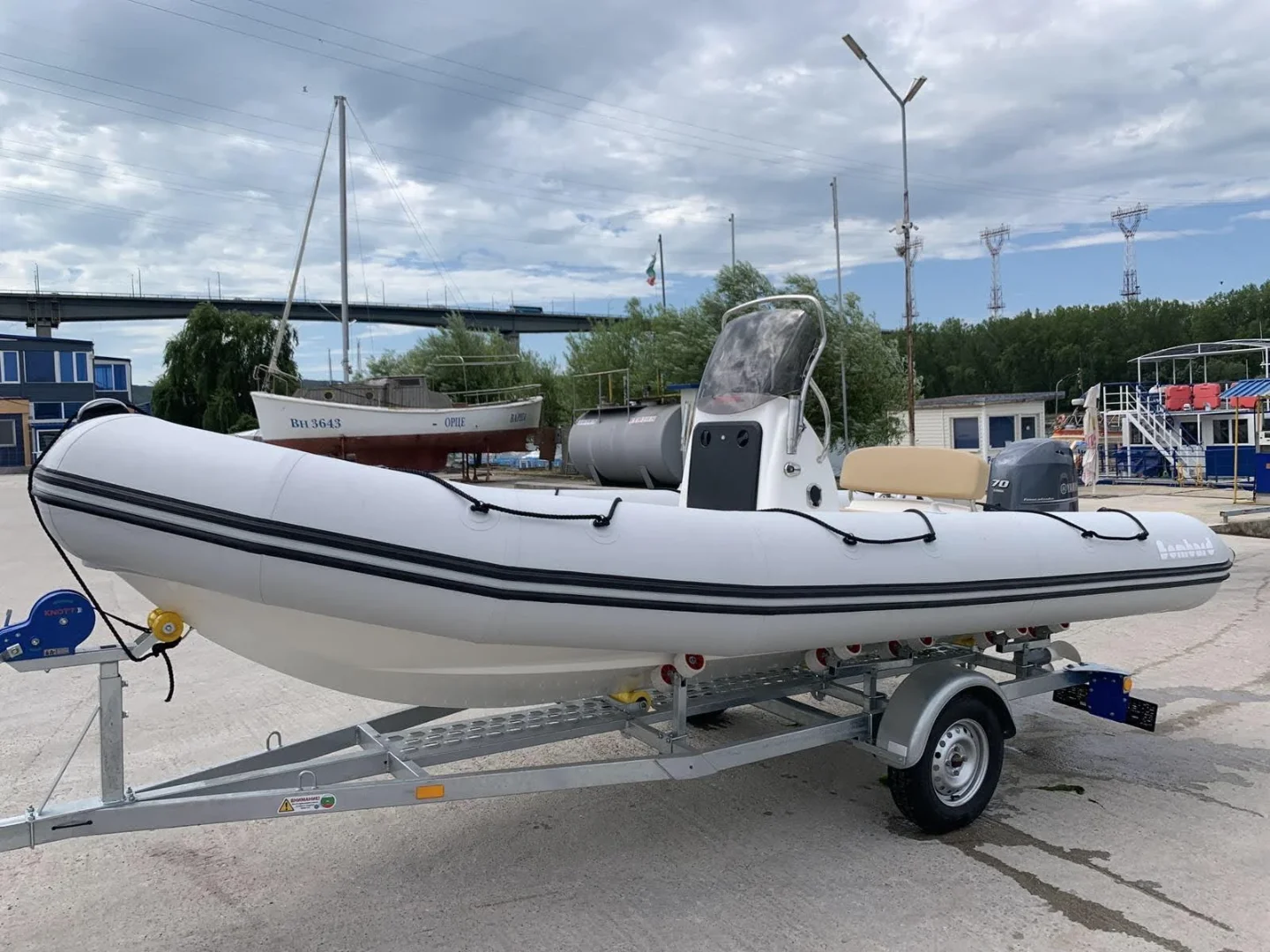Лодка Bombard Sunrider 550