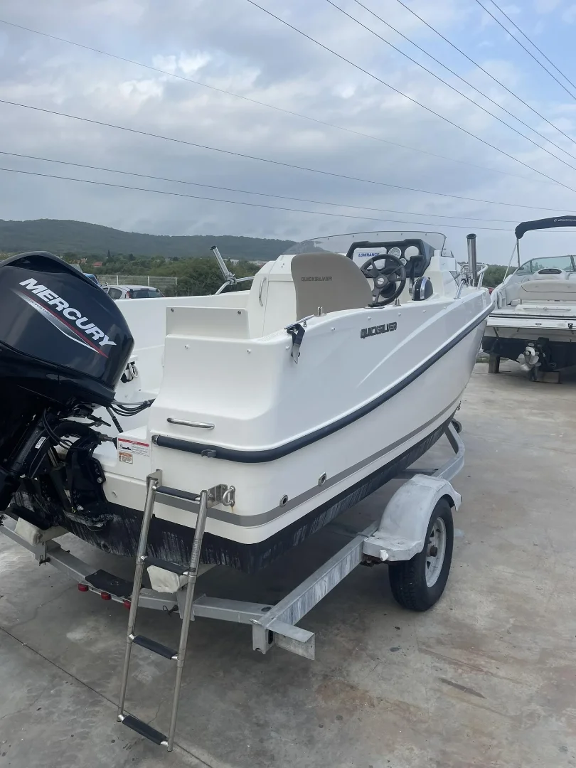 Лодка Quicksilver 455 Cabin - снимка 2